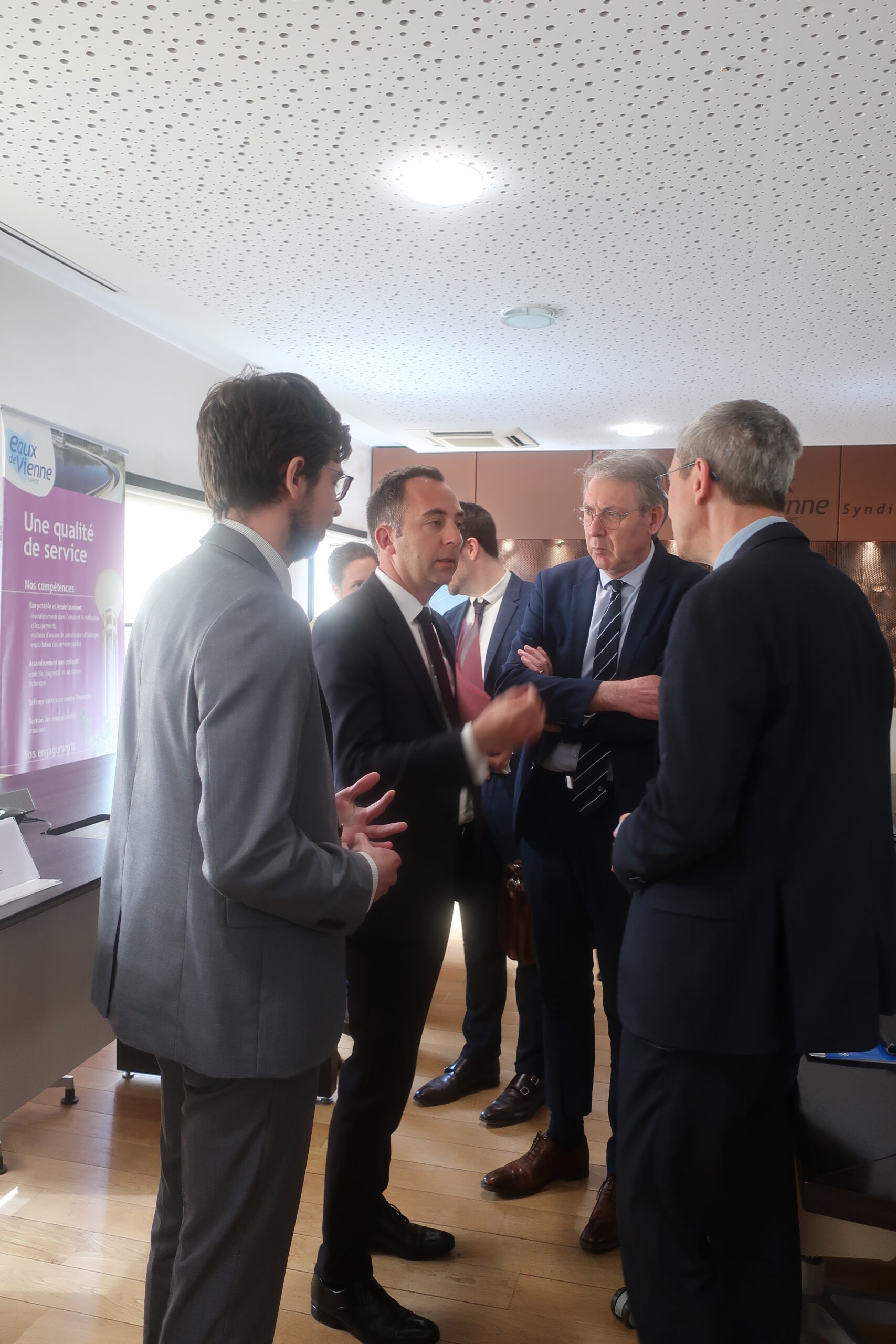 Conférence de presse à Cuhon en présence de M. le Préfet